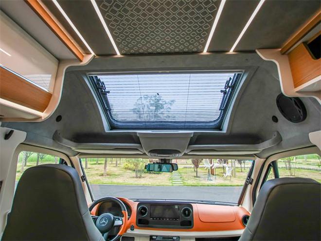 内舒适配置足一车多用奔驰斯宾特开元棋牌奔驰房车大B型房车车(图2)